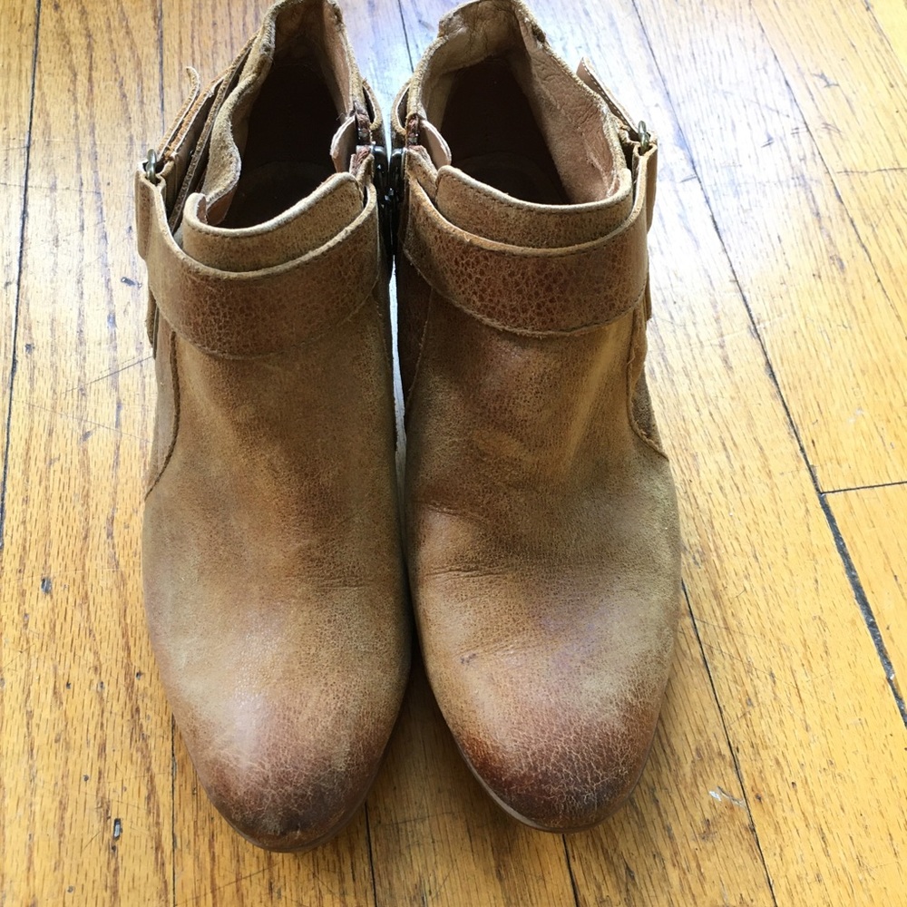 Clark’s Tan ankle booties SIZE 7